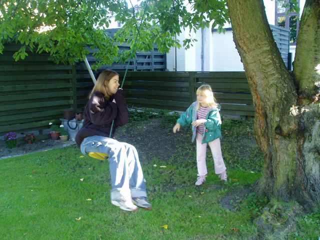 Ida og Sarah leger i haven