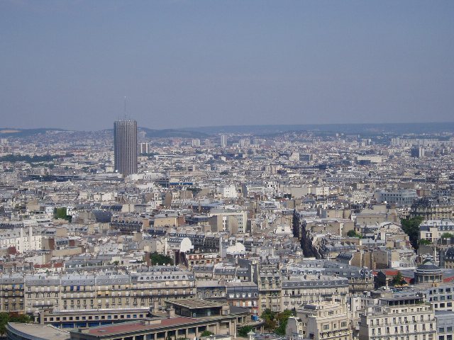 Den høje bygning er Palais des Congrès