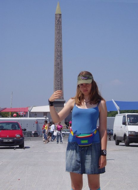 Ida med en obelisk i hånden...