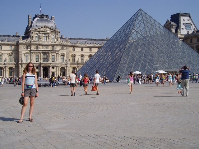 Indgangen til Louvre, en glaspyramide tegnet af Ieoh Min Pei, amerikansk arkitekt