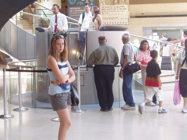 Bemærk den sjove elevator til gangbesværede: Man står på toppen af en cylinder, som glider op fra gulvet (elevatorføreren har hvid skjorte og rødt slips)