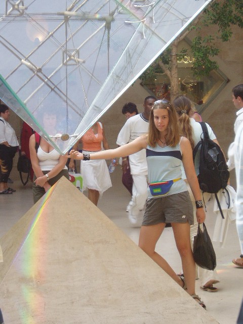 Lysindfaldet i en af gangene sker gennem en pyramide, som hænger med spidsen nedad. Et imponerende syn - og oplagt at lege med