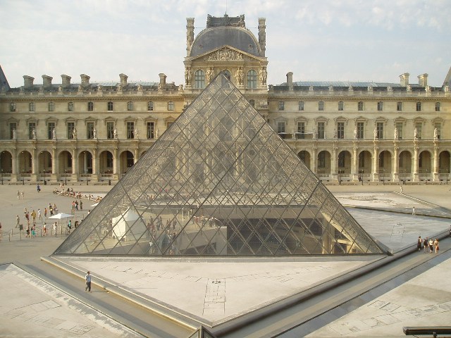 Samme pyramide og Richelieufløjen set fra Denonfløjens første etage