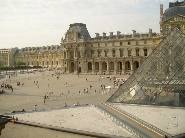 Et blik fra Denon-fløjens første etage hen mod vejen gennem Louvre