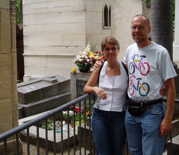 Lotte og mig ved Jim Morrisons grav i Paris 2004