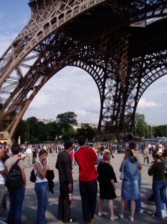 Lotte ved Eiffeltårnets fod. Og det ER faktisk en is, ikke et lommetørklæde ;-)