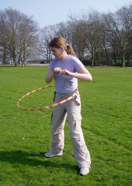 Vi er tit i Mindeparken, hvor vi spiller frisbee. I pauserne laver vi andre ting: hula hooper, spiller bold, spiser is...