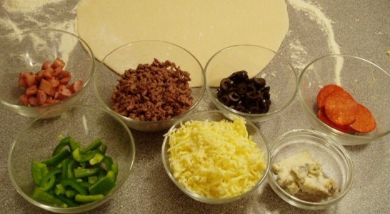 p�lser, svitset hakket oksek�d, oliven, pepperoni - og peberfrugt, mozzarella og gorgonzola